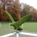 Gartenfigur fliegender Adler mit Moos gefüllt
