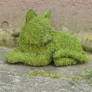 Gartenfigur liegende Katze Draht-Figur mit Moos